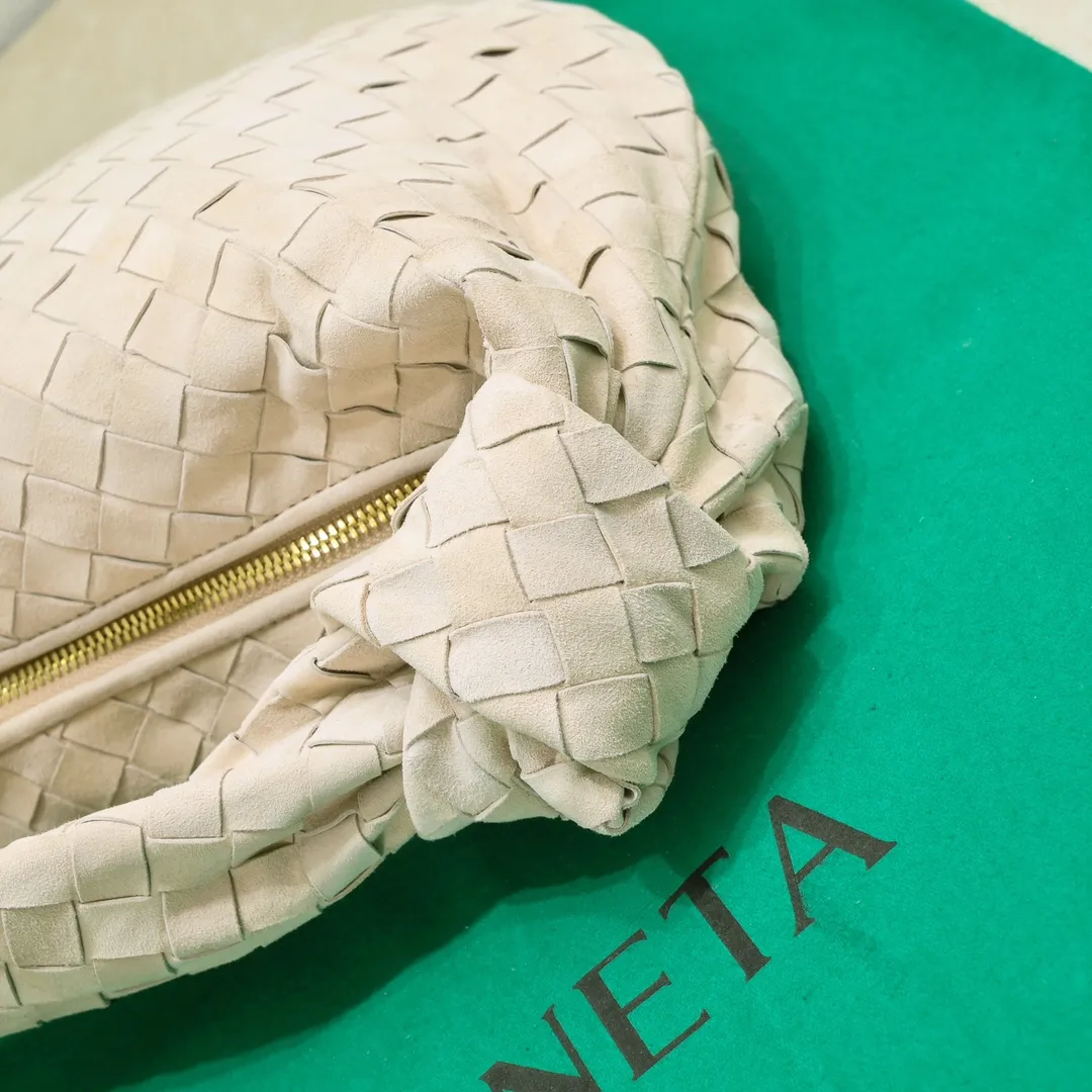 Batch 1460 JODIE Sheep Suede Medium size comes out of Huo~ It is much more practical than small size. The shape is still fashionable and good-looking. Made of classic Yangjin weaving. The iconic weaving has always been the most proud design of BV. The soft shape is super suitable for concave shape~ Not only the size has been changed, the quality details are also more refined. The version is more round and Q. The medium size has more styles. It is not only practical and can hold everything, but also can carry Jodie's fashionable concave shape. It’s really both practical and fashionable. It’s awesome! Size: 36x21x13, model: 6697# frosted leather